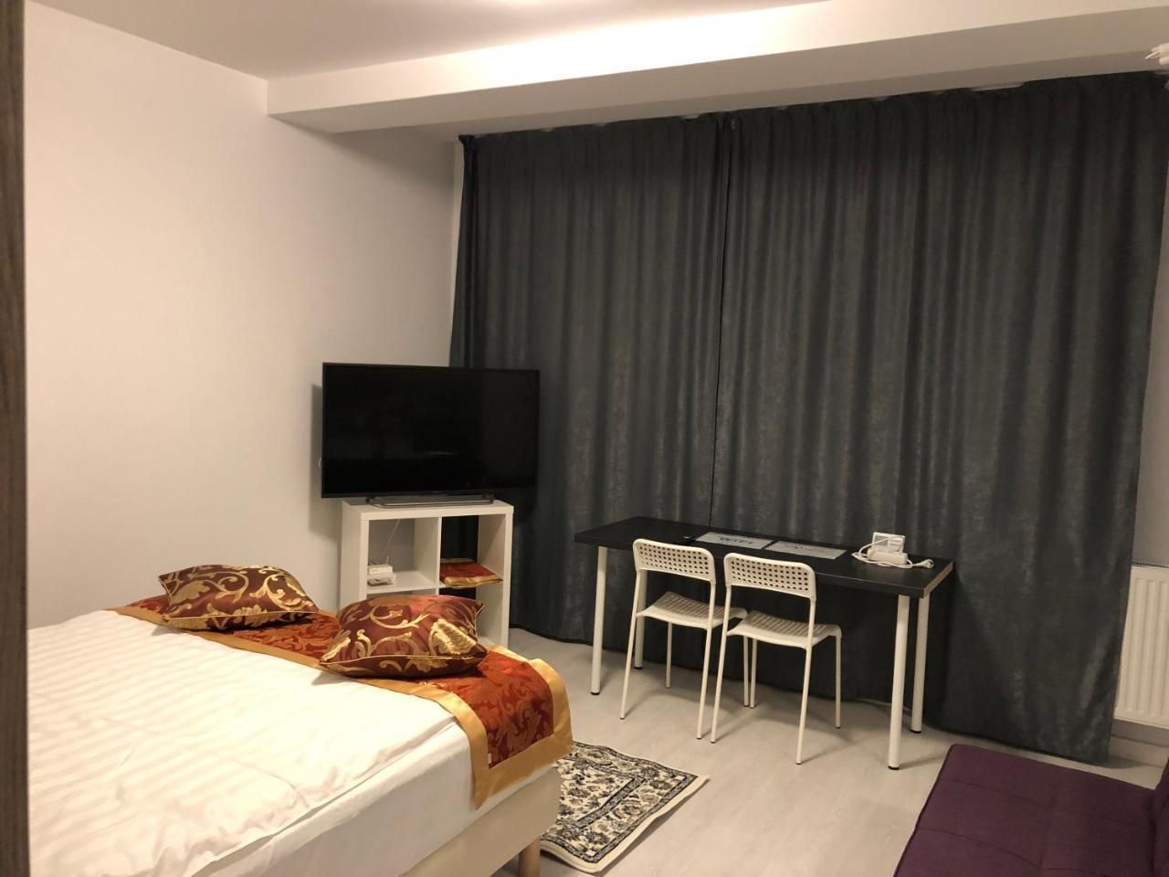 Apartment 21 *