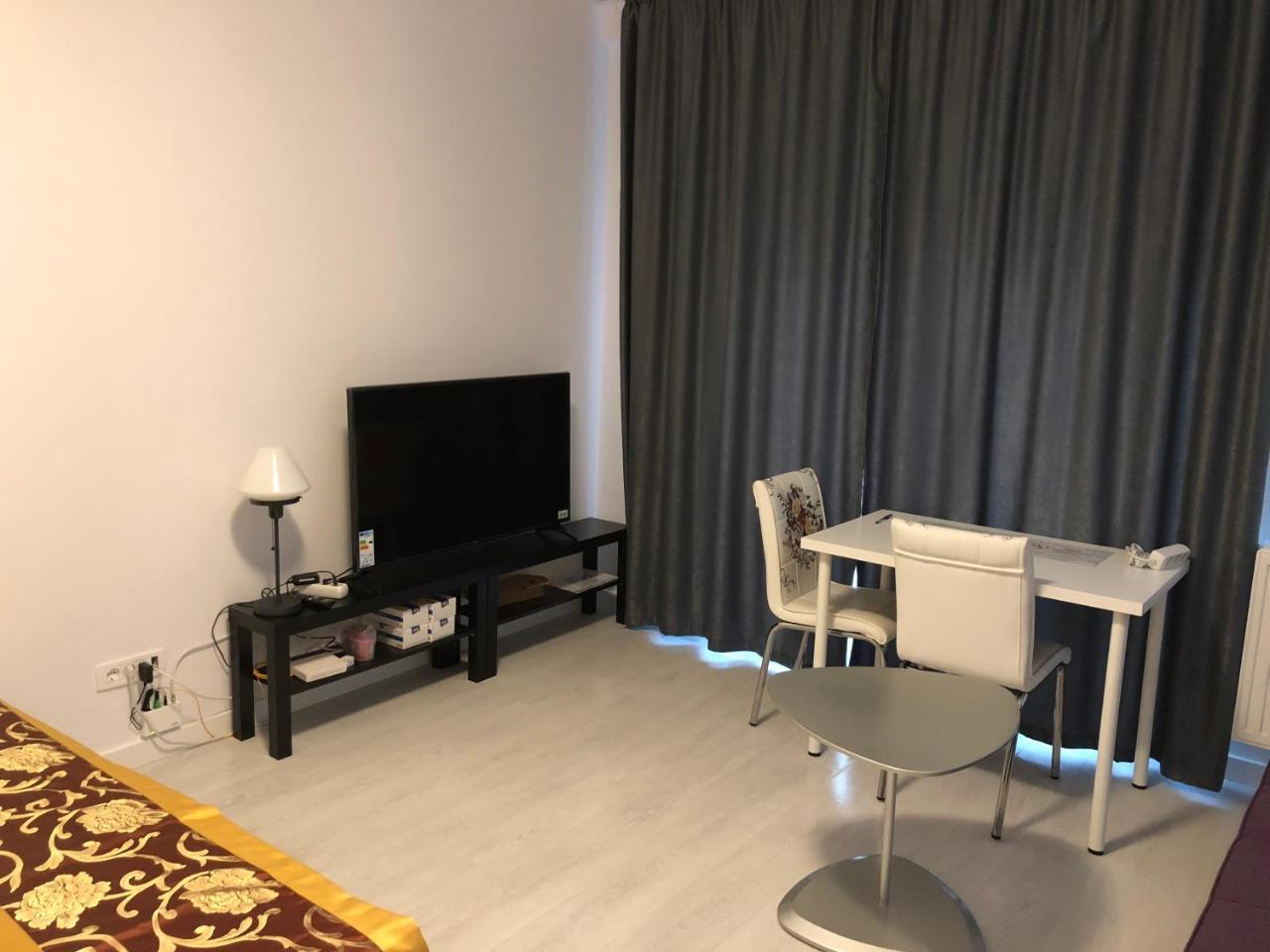 21 Apartment *