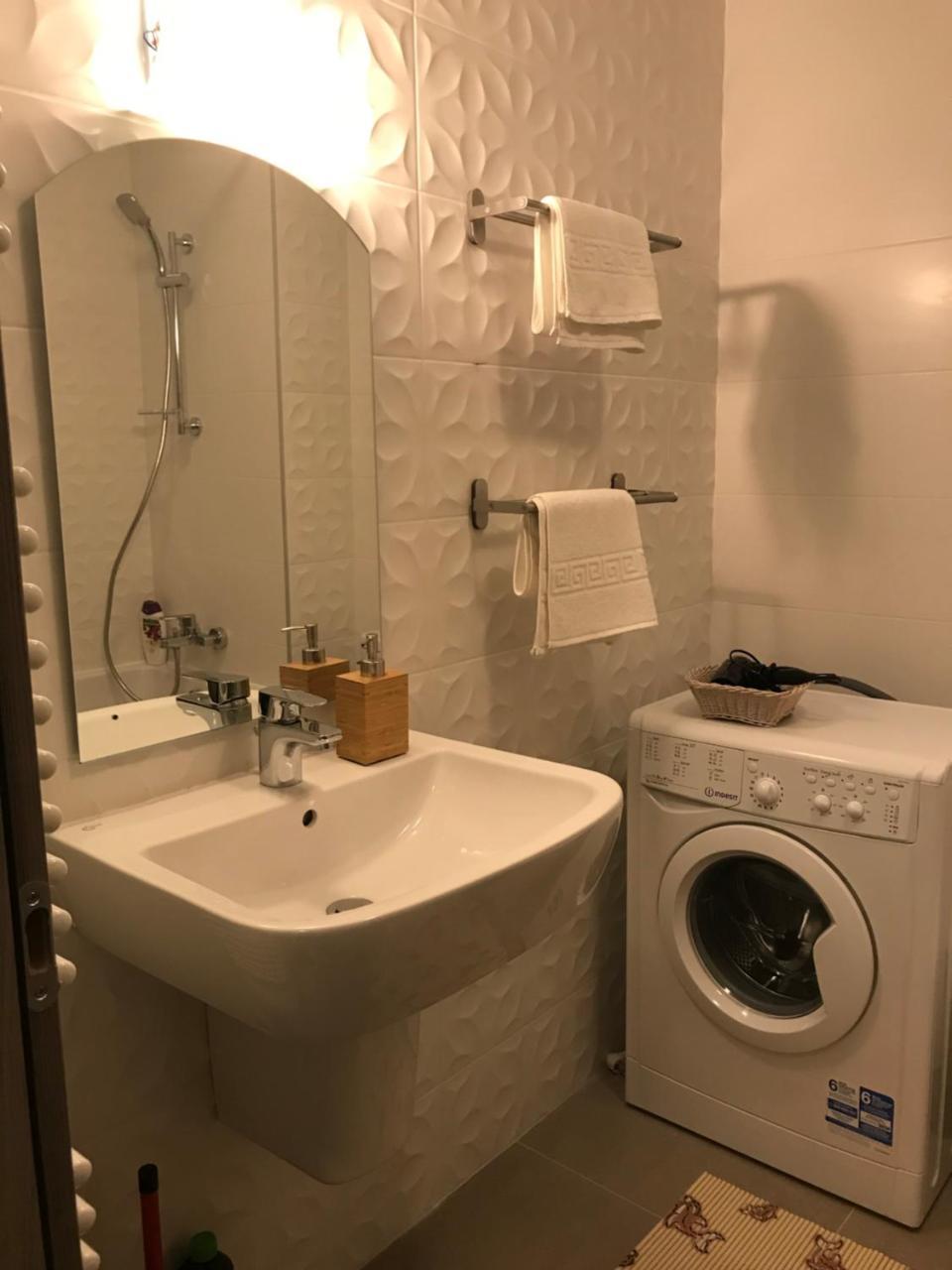Apartment 21 *