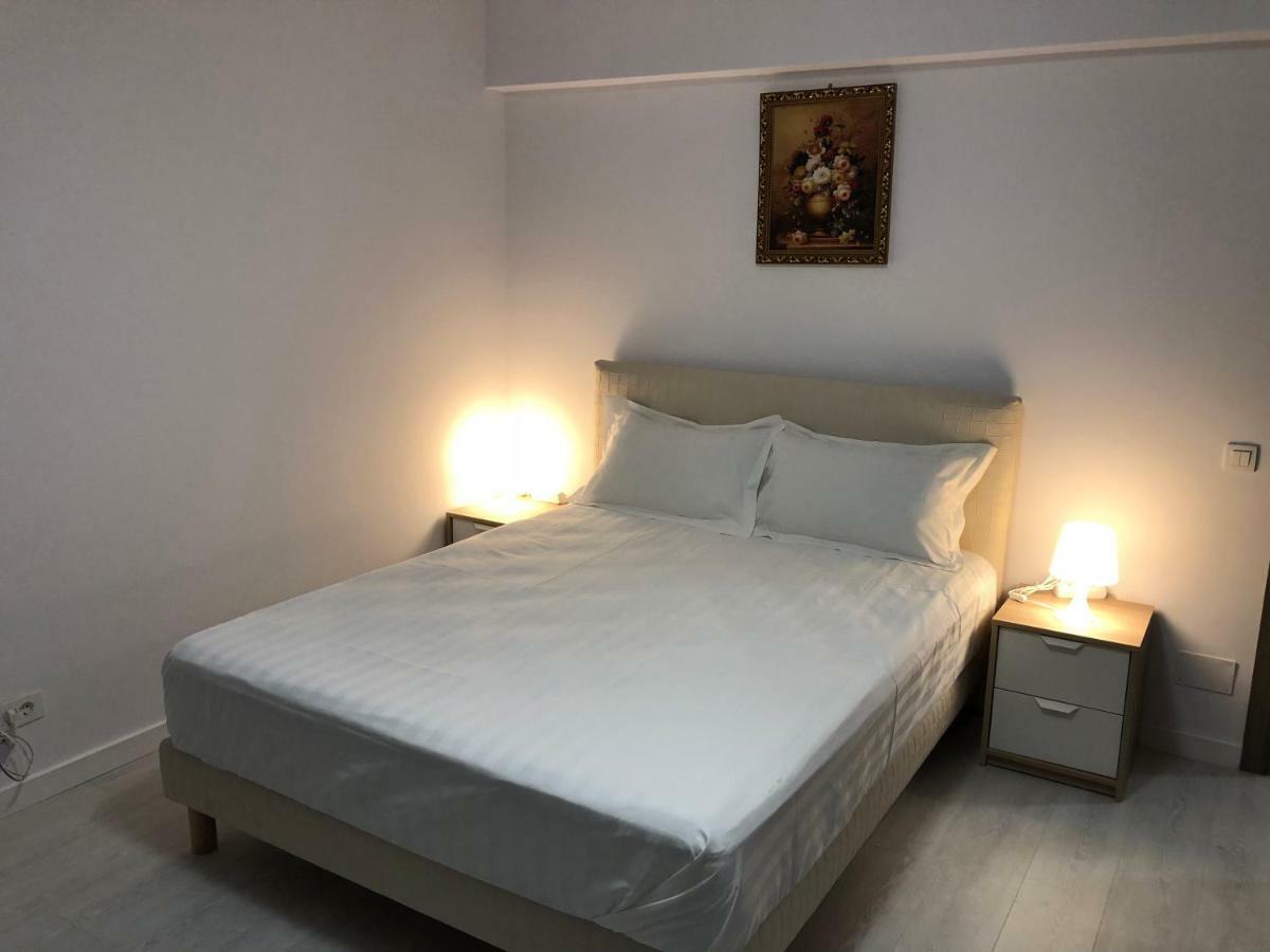 21 Apartment *